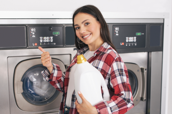 Woman Doing Laundry At Laundromat 600X400